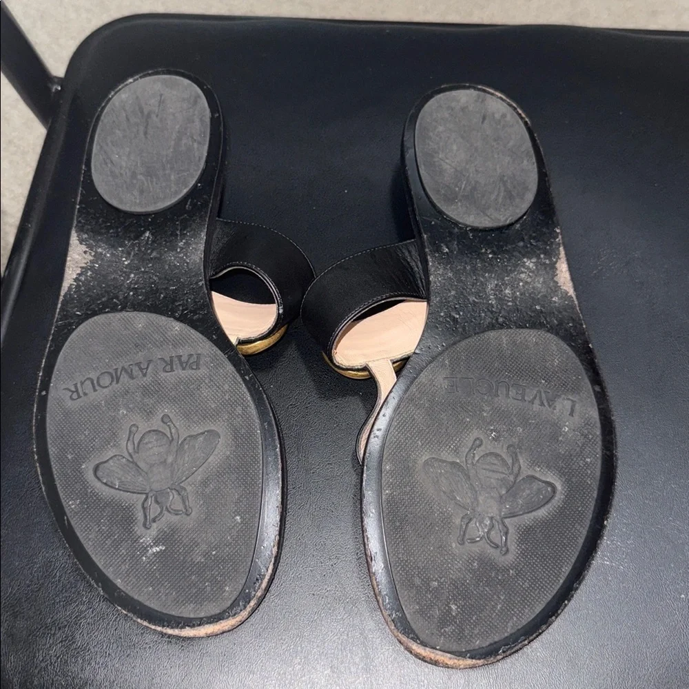 Gucci Women's Sandals in Black with Gold Logo - Picture 5 of 7